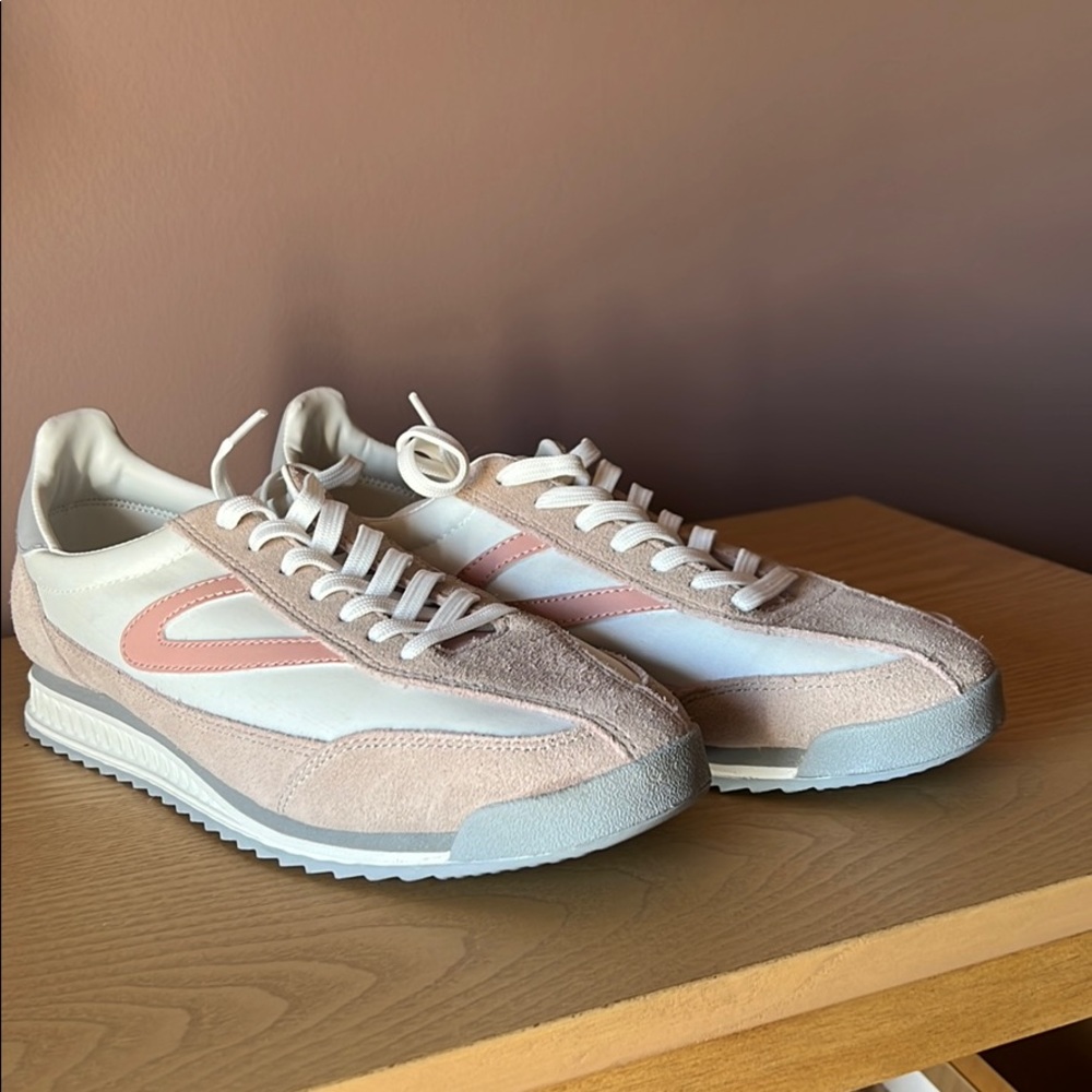 NWOT Pink Suede Trenton sneakers
